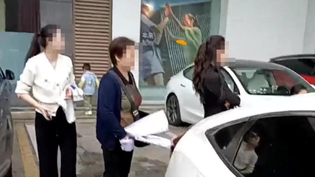 "人肉占车位"升级为肢体冲突引警方介入，律师：先到先得需人车同步