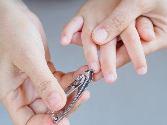 孩子指甲软薄易断、月牙少、长白点、竖纹...代表了什么？