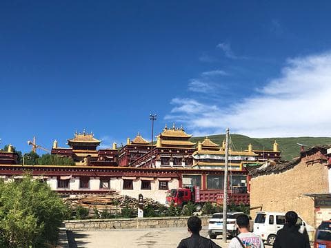 理塘寺：高原上的藏传佛教圣地探秘