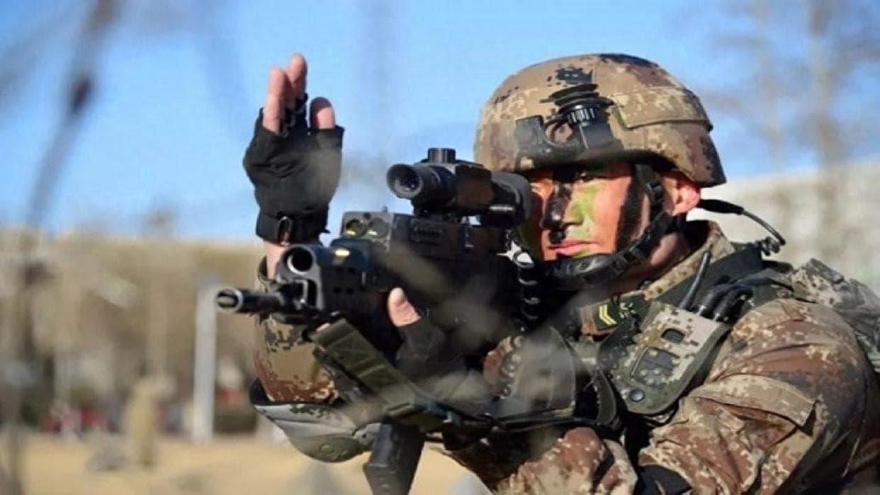 国产神枪QTS-11：步枪、榴弹、火控全合一，开启单兵武器智能时代
