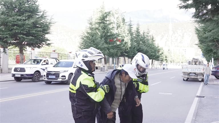 西藏交警筑牢秋冬道路交通安全防线