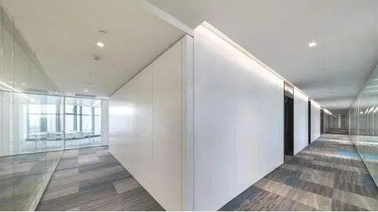 办公室隔断材料选择及优势缺点解析