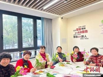 浙江武义退休老人编织“花花世界” 汇小善聚大爱