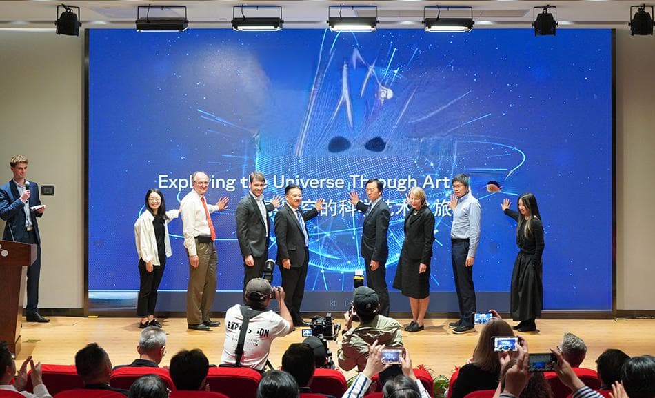 来一场“宇宙考古”，上海天文馆开启首个海外引进大展