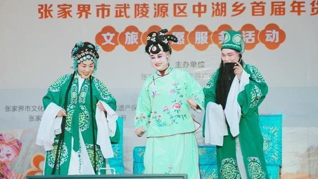 中外游客过张家界土家年 体验非遗文化魅力