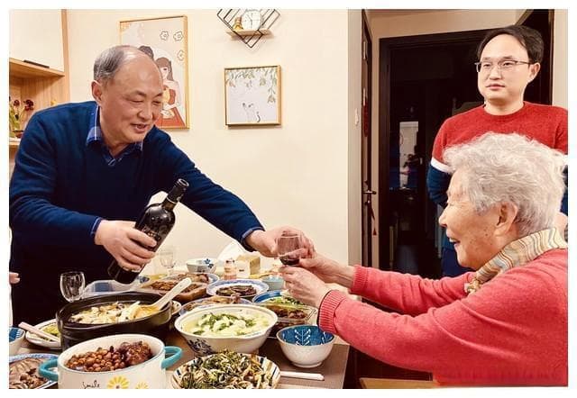 亲家关系再好，也要懂得：饭有三不吃，礼有三不随