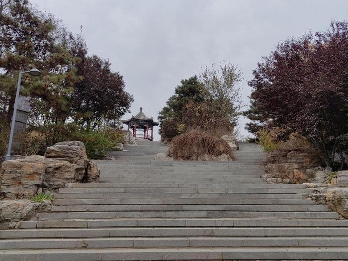 到大兴区念坛公园中，寻访陈子昂诗中的幽州台