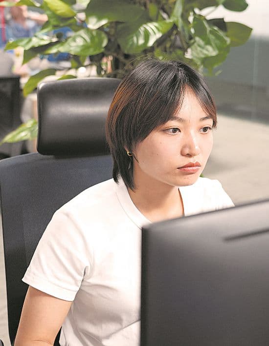 生成式人工智能系统应用员：教AI“学做人”“学做事”