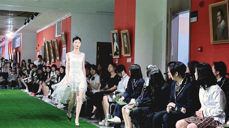 高中举办T台时装秀，学生的原创设计惊艳众人！
