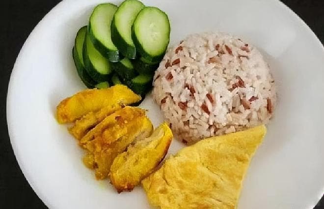 沙爹鸡椰浆饭VS中式鸡扒饭：两种风味鸡肉饭制作全攻略