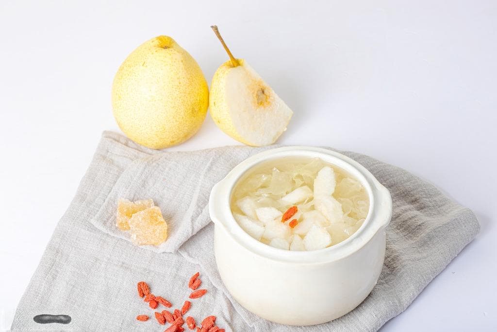 杏仁雪梨汤：止渴生津 润肺化痰的养生佳品