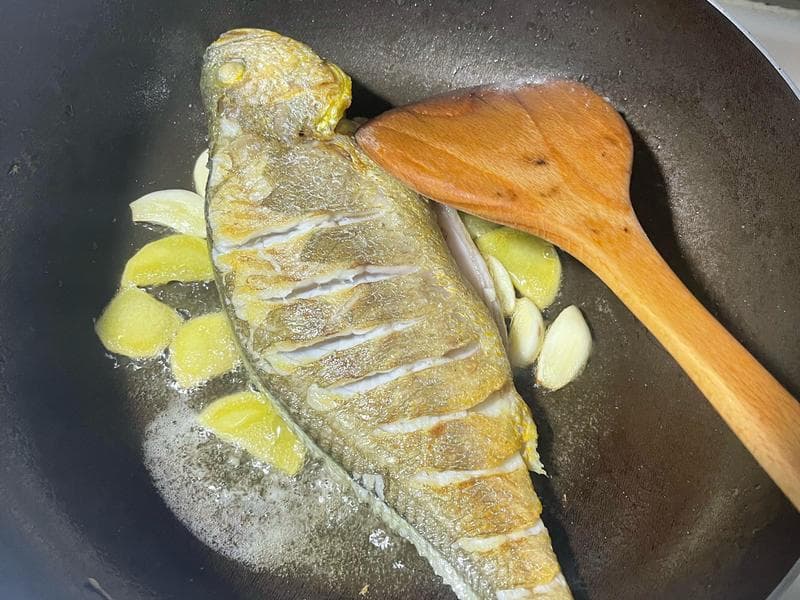 家烧黄鱼（红烧黄鱼）：一道美味可口的家常菜