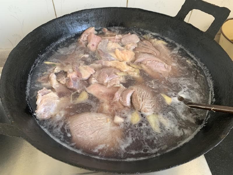 独家卤肉制作教程：从选材到收汁的完整步骤详解