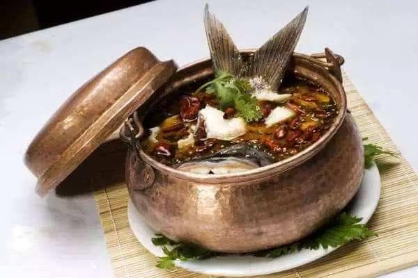 抚仙湖铜锅鱼：玉溪必打卡的美食传奇