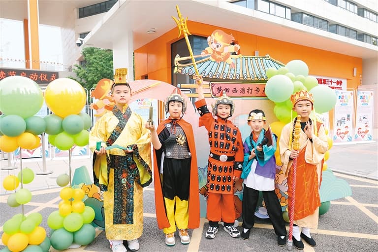 课本剧、书本人物秀演起来 西安小学生这样"读"名著