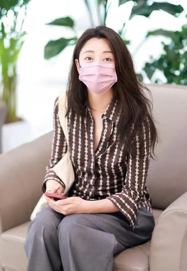 46岁殷桃带火了一种新穿法：上身去买菜，下身去上班，时尚又减龄
