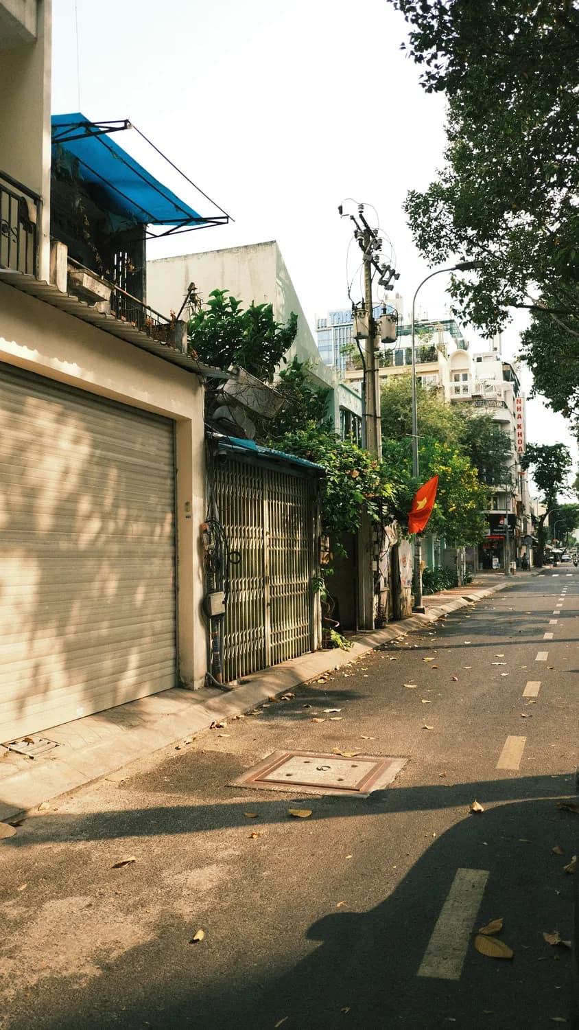 乱贴小广告被抓现行！这些法律红线你得知道