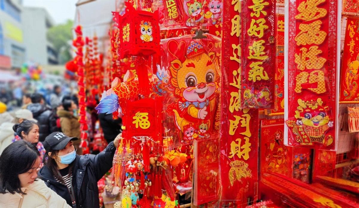 春联张贴有讲究：横批方向定上下联位置