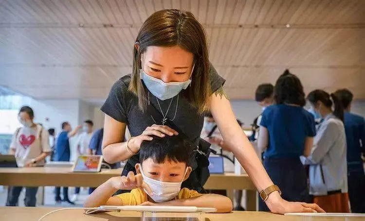 刻意“穷养”或“富养”长大的孩子，一辈子为钱所困
