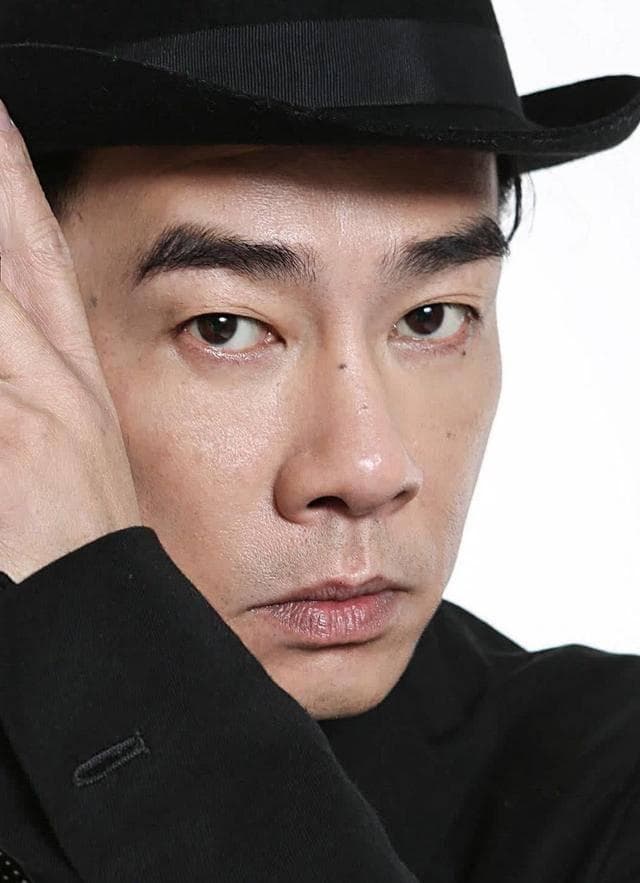 陈小春春晚剧透引热议！网友：小春哥记不住人名