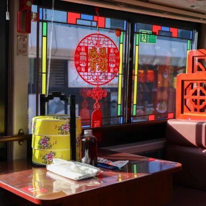 广州荔湾：8对金婚银婚夫妇搭乘定制婚车游名胜