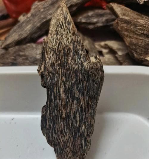 沉香的药用价值（揭秘沉香的神奇功效与丰富用途）