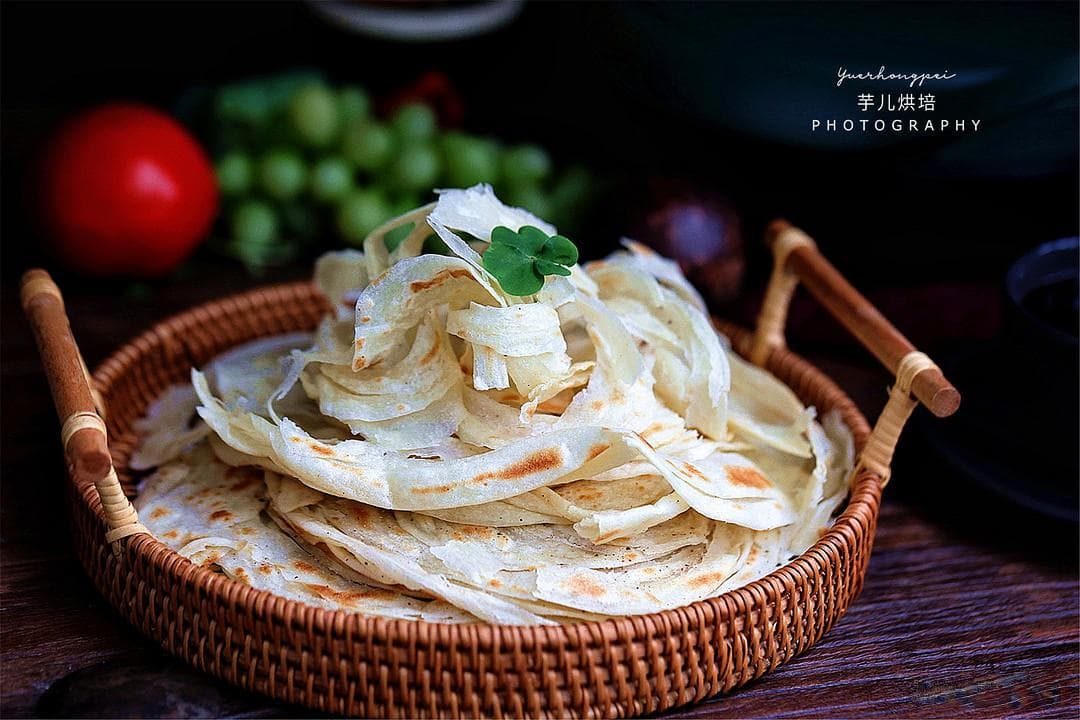 手抓饼这样做外酥里软层次很多，吃起来柔软筋道，凉了也不会发硬