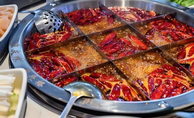从嫩牛肉到毛肚：重庆火锅经典食材大盘点