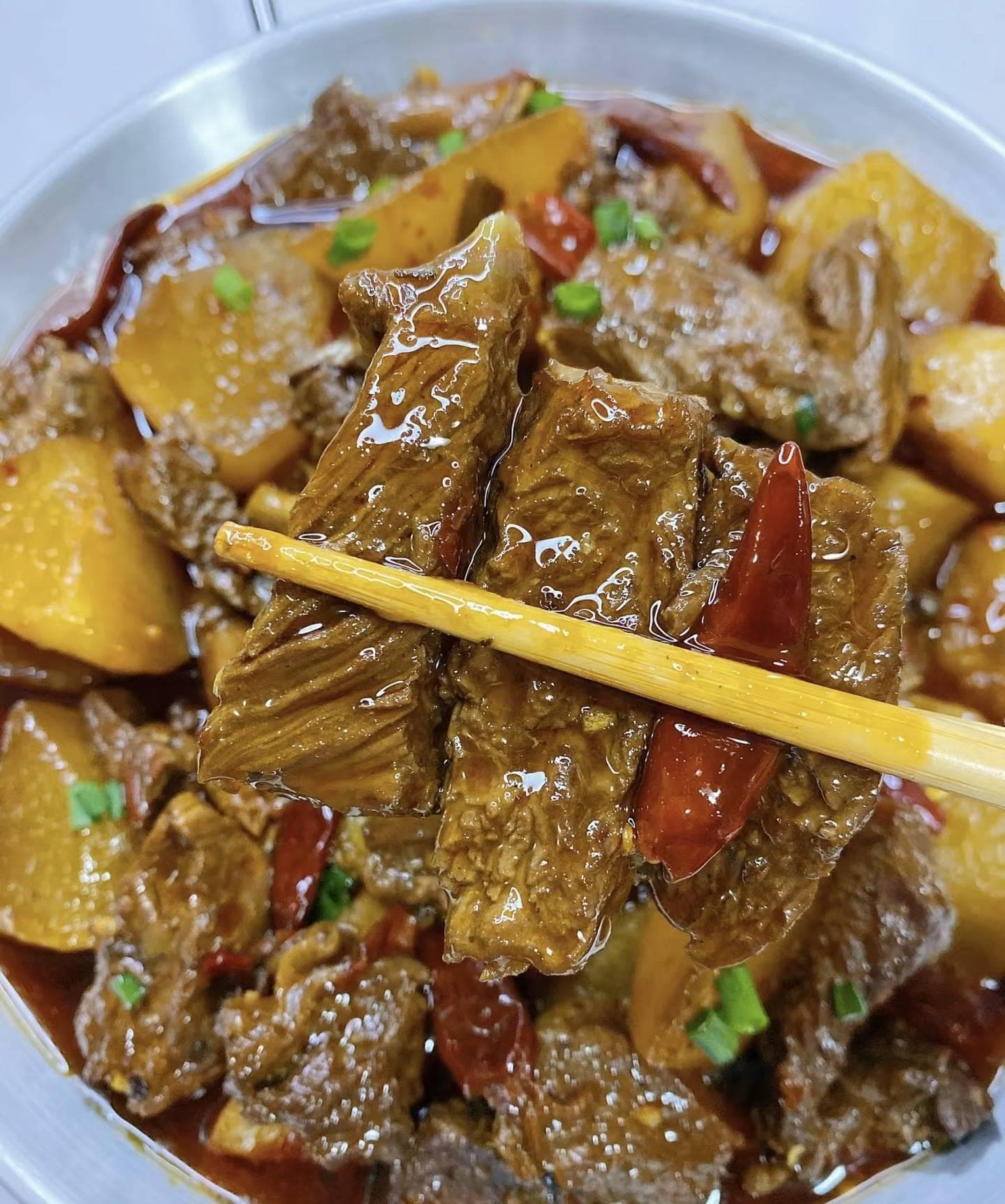 冬季暖心美食：牛肉炖萝卜制作全程详解