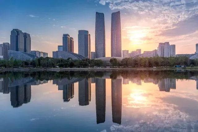 成都经济发展：挑战与机遇的博弈