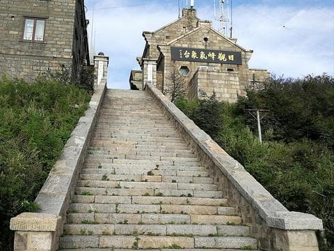 泰山日观峰：云海之上的壮丽日出与千年文化交融