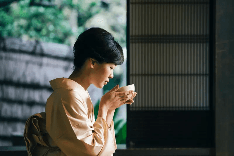 日本茶道与「一期一会」：文化渊源、精神内涵与现代应用