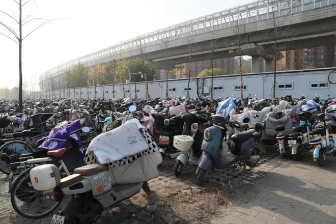 合理规划非机动车停车区，高效“解围”沙河地铁站