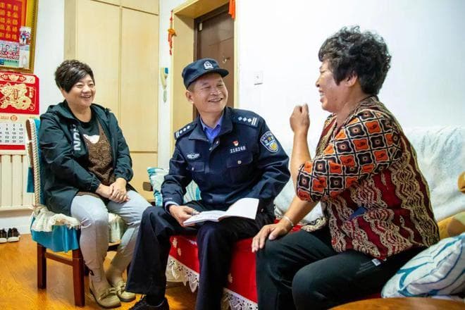 《人民日报》点赞大连民警徐进祥：一双铁脚板、一副热心肠、一支烂笔头