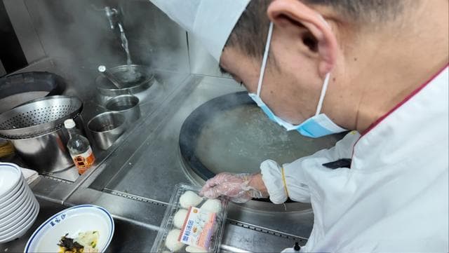 又露馅又粘锅？大师傅手把手教你煮汤圆！