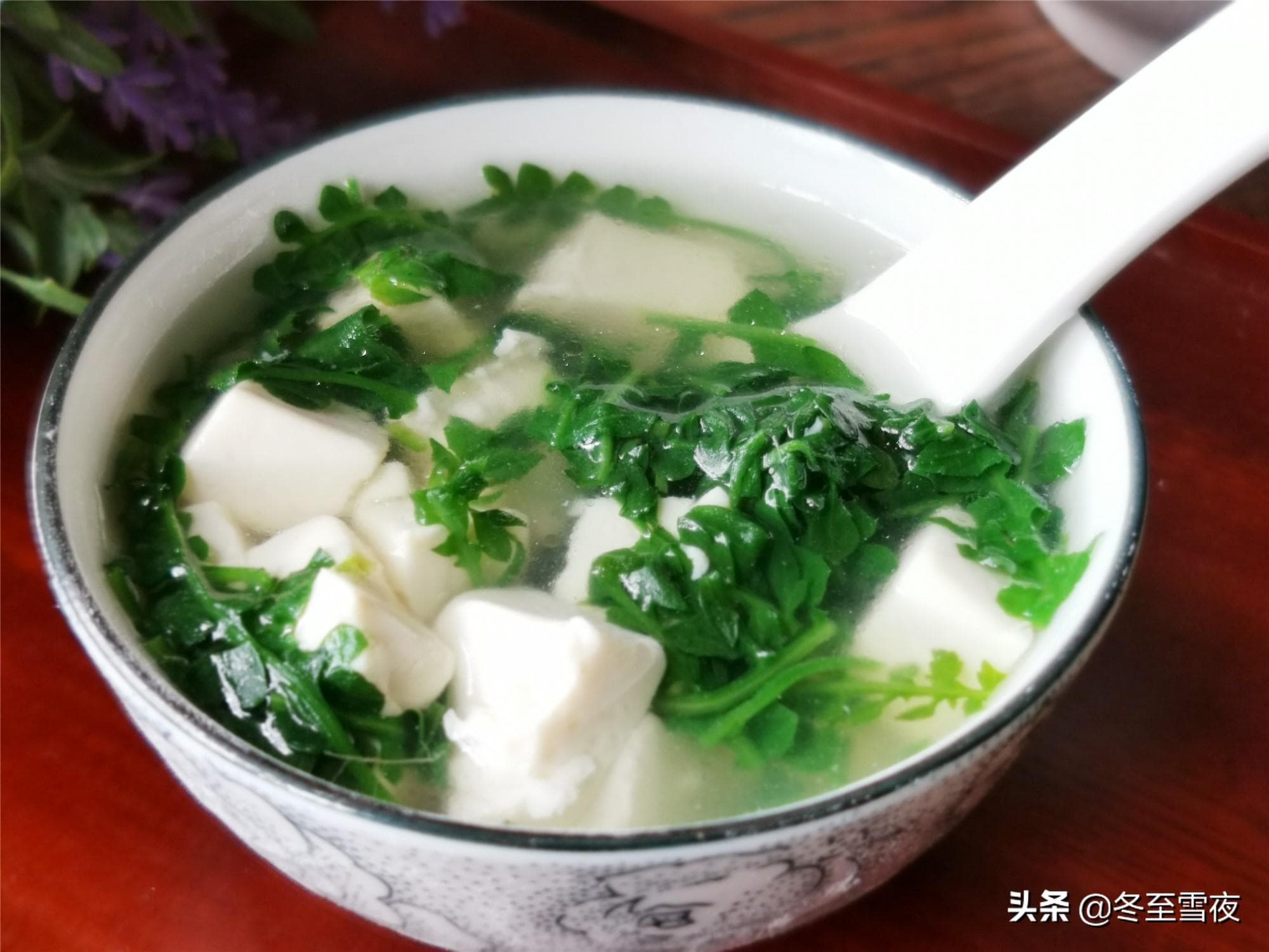 荠菜豆腐羹：春季野菜的美味新吃法