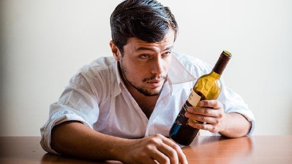 戒酒之路：从医疗干预到心理支持，如何一步步摆脱酒精依赖？