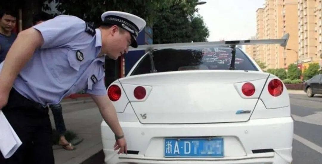交警查车时，为何要先摸车尾？老司机：很多新手都不清楚，别大意！
