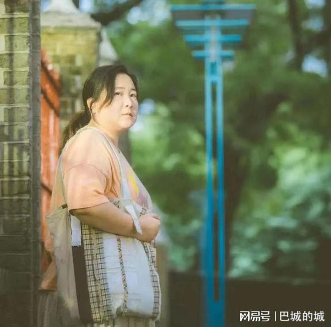 贾玲的“消失”与重生：从春晚舞台到电影银幕
