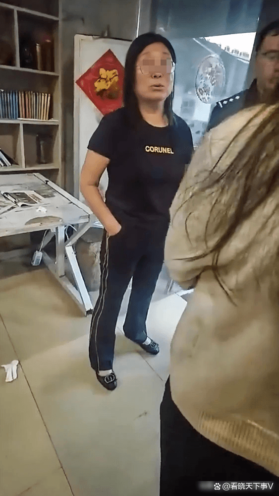 女子捡手机关机索要报酬，这种“占便宜”心态引发争议
