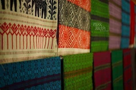 在西双版纳旅行时，如何挑选合适的纪念品