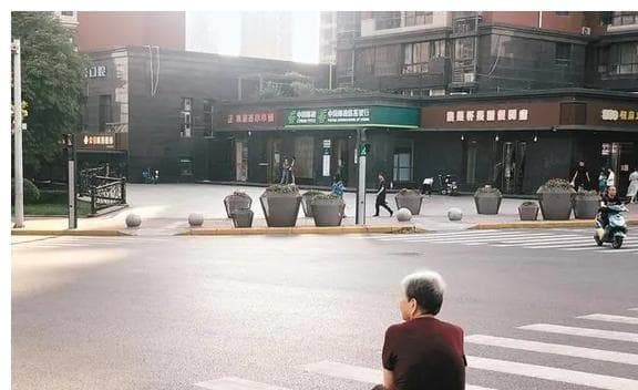 老人随子女到异乡生活，却沦为子女家庭中的“孙保姆”