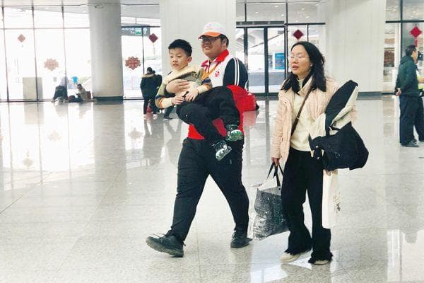 广州白云站超4500人次青年志愿者参与服务