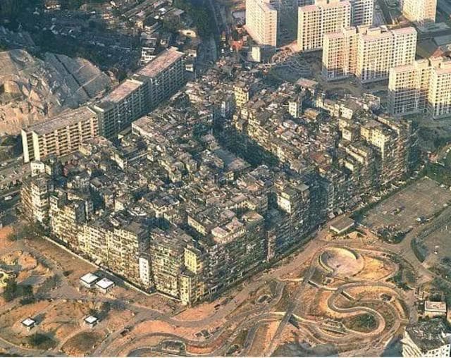 九龙城寨的历史：九龙城寨其实是清政府的飞地，所以英国管不到