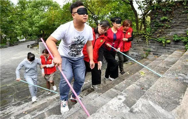 超越视觉的奇迹：盲人如何凭借超乎寻常的感知能力轻松绕开所有路障