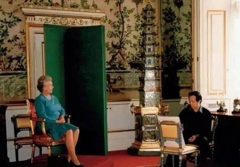 三次走进白金汉宫，受邀为女王作画，他是西方最受追捧的中国画家之一