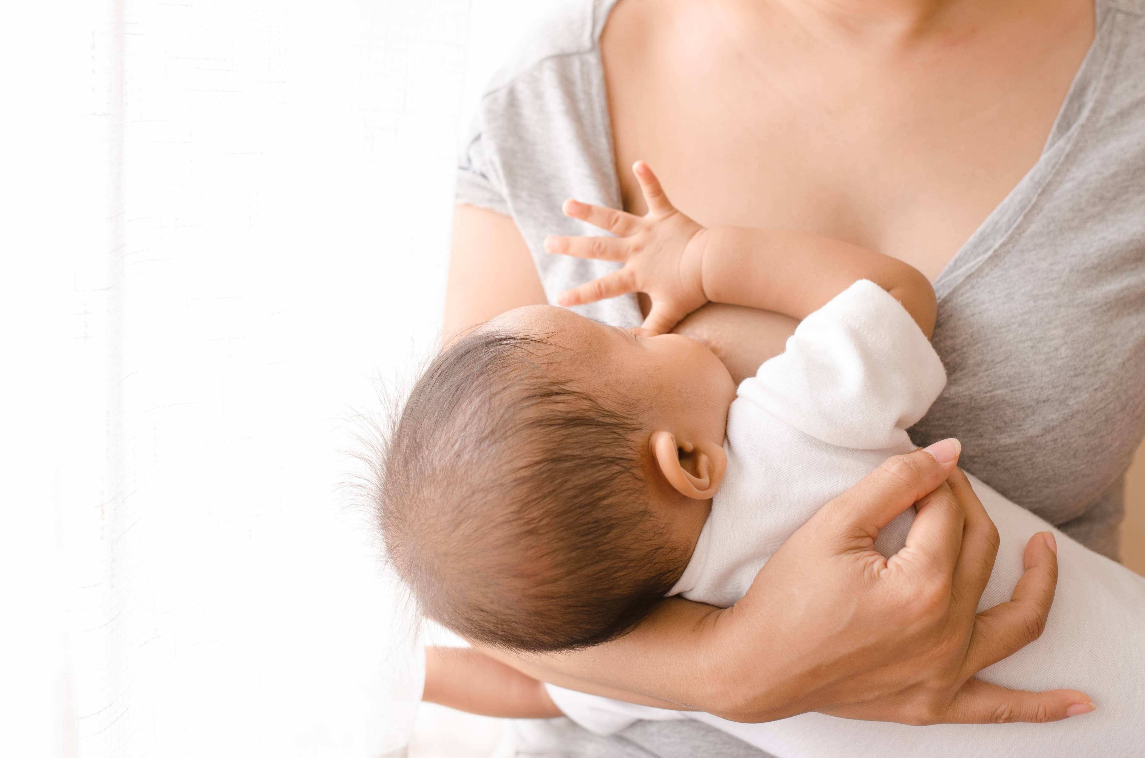 母乳VS奶粉：喂养姿势、饮食注意及优缺点全解析，附母乳储存贴士
