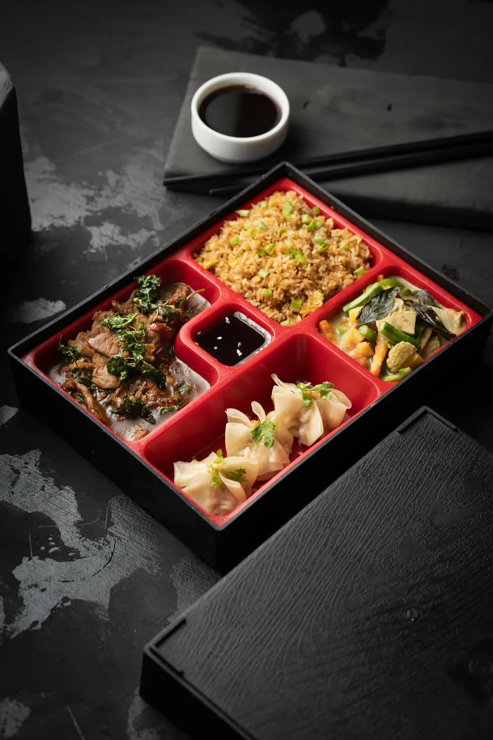 年轻人年夜饭新潮流：科技与创新齐飞