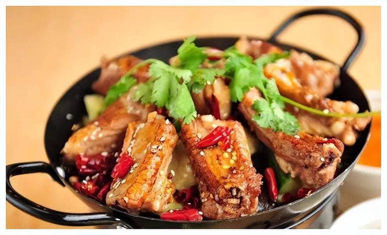 吕文扬的拿手好菜：干锅腊排骨制作详解