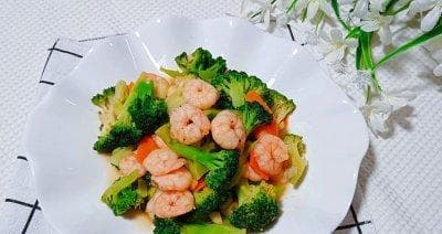 如何制作美味的西兰花炒虾仁（制作步骤、口感丰富、健康营养、独具特色）